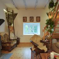 Do podkroví vede dřevěné schodiště.