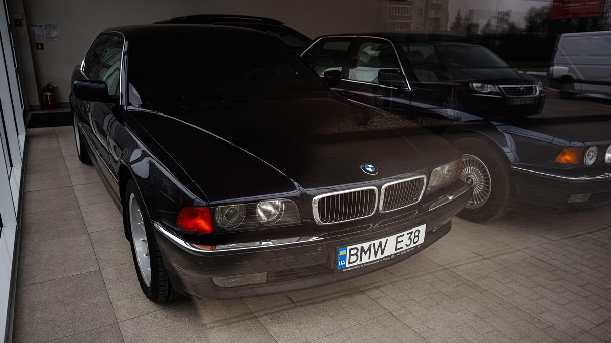 Limuzínu BMW používají Ukrajinci jako raketomet