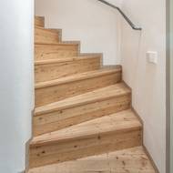 Schody jsou nové, ale zaujímají místo původních, které byly už rozbité.