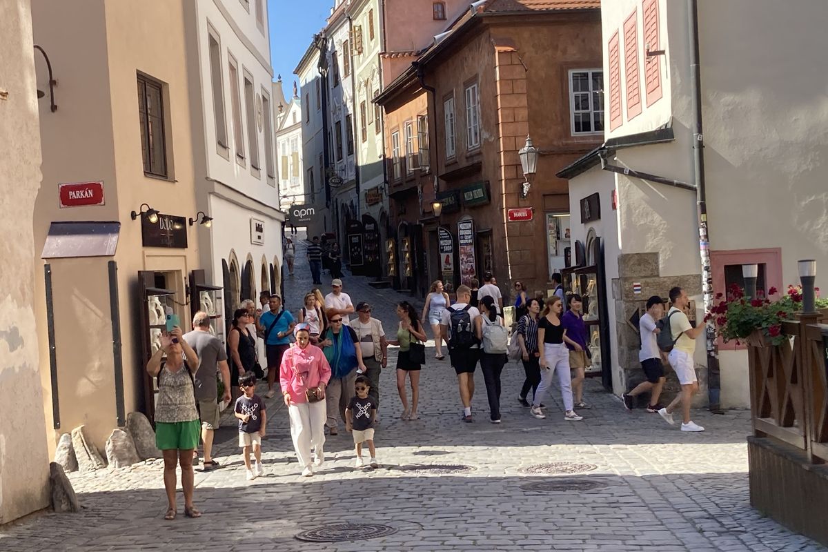 I bez peněz si rodina žila na vysoké noze. Z hotelů prchali bez placení