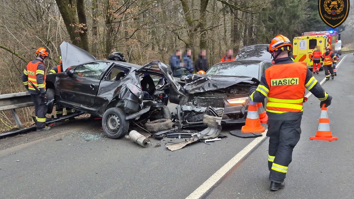 Poblíž Zlína se srazila tři auta. Při nehodě byli zraněni tři lidé
