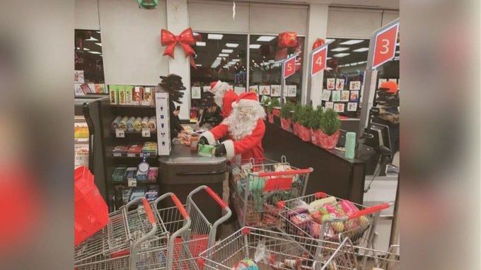 Gang Santů a skřítků vykradl supermarket v Montrealu. Jídlo dá potřebným