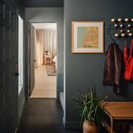 Přízemí slouží jako klidová zóna. Proto právě zde jsou umístěny ložnice.