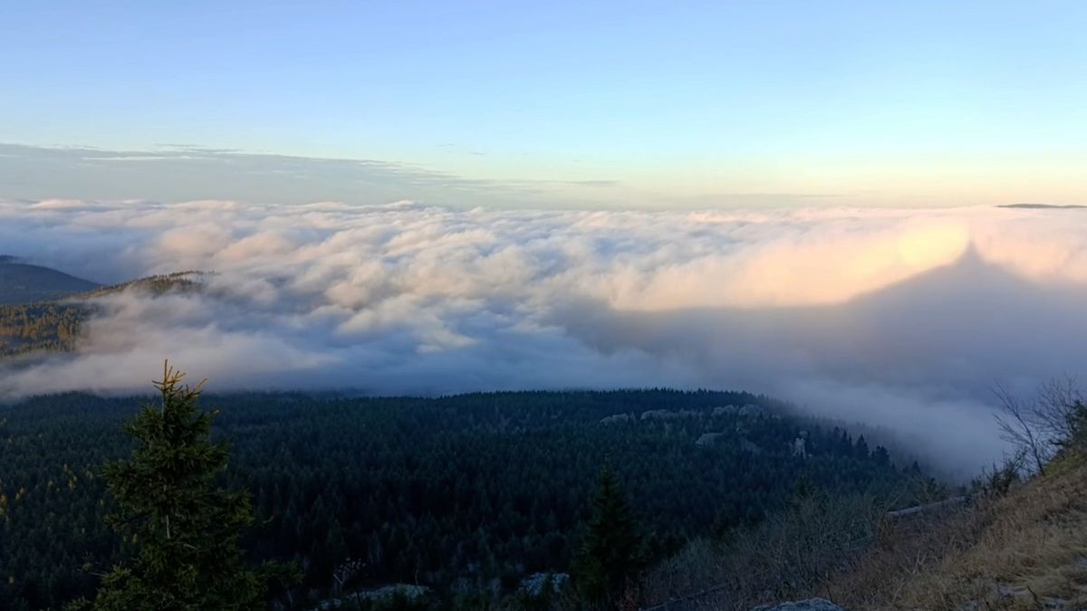 Nad mořem mraků jasno. Časosběrné záběry ukazují mocnou inverzní poklici pod Ještědem
