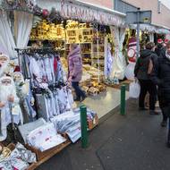 Stánkový prodej u obchodního centra Auchan.