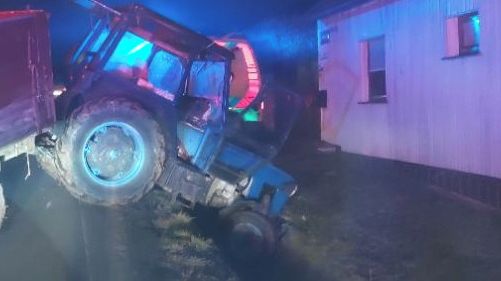 Opilý traktorista v Jihlavě havaroval, při vystupování ze stroje spadl do příkopu a zranil se