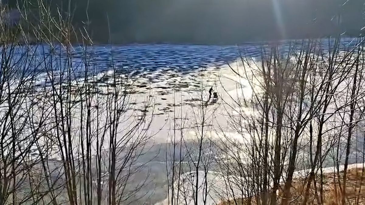 Žena s kočárkem bruslila na Labské nádrži navzdory zákazu. Strážníci zveřejnili video