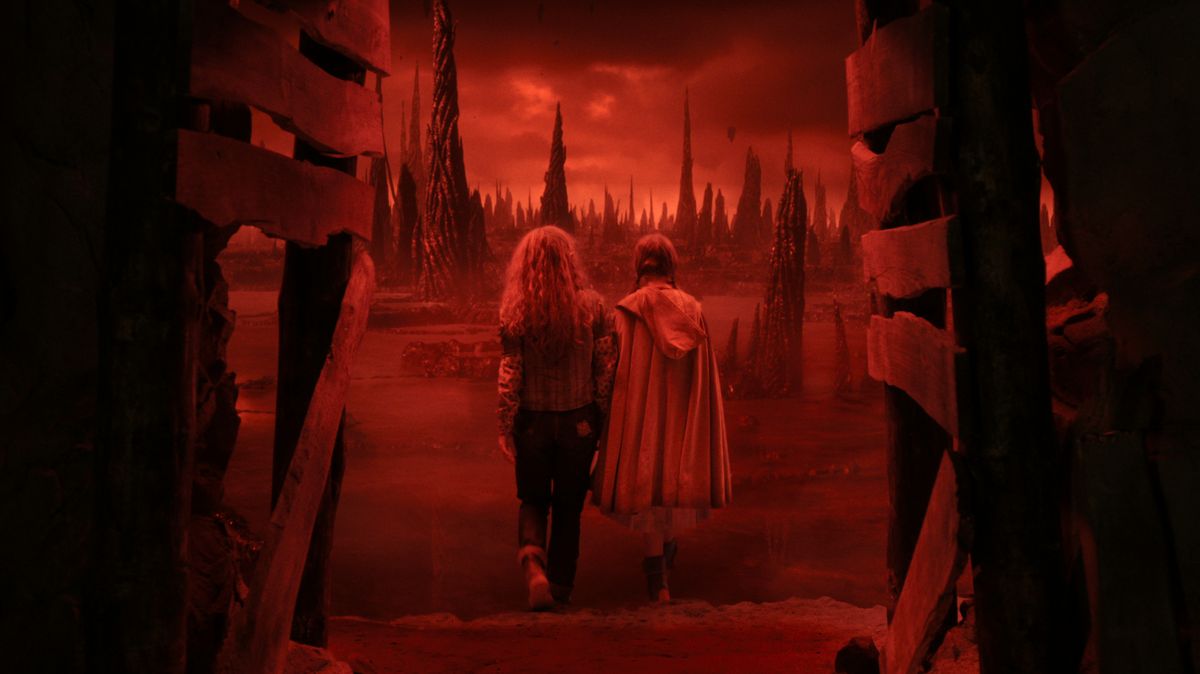 RECENZE: Seriál Stranger Things míří klikatě k rozloučení. Zbraně ale neskládá, vede ho silné dívčí duo