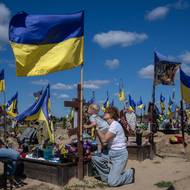 Dvouletý syn přišel za svým otcem na hřbitov v Charkově. 19.srpna 2025.