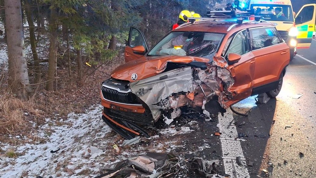 Na Bruntálsku se čelně srazila dvě auta. Při nehodě se zranilo osm lidí včetně dětí