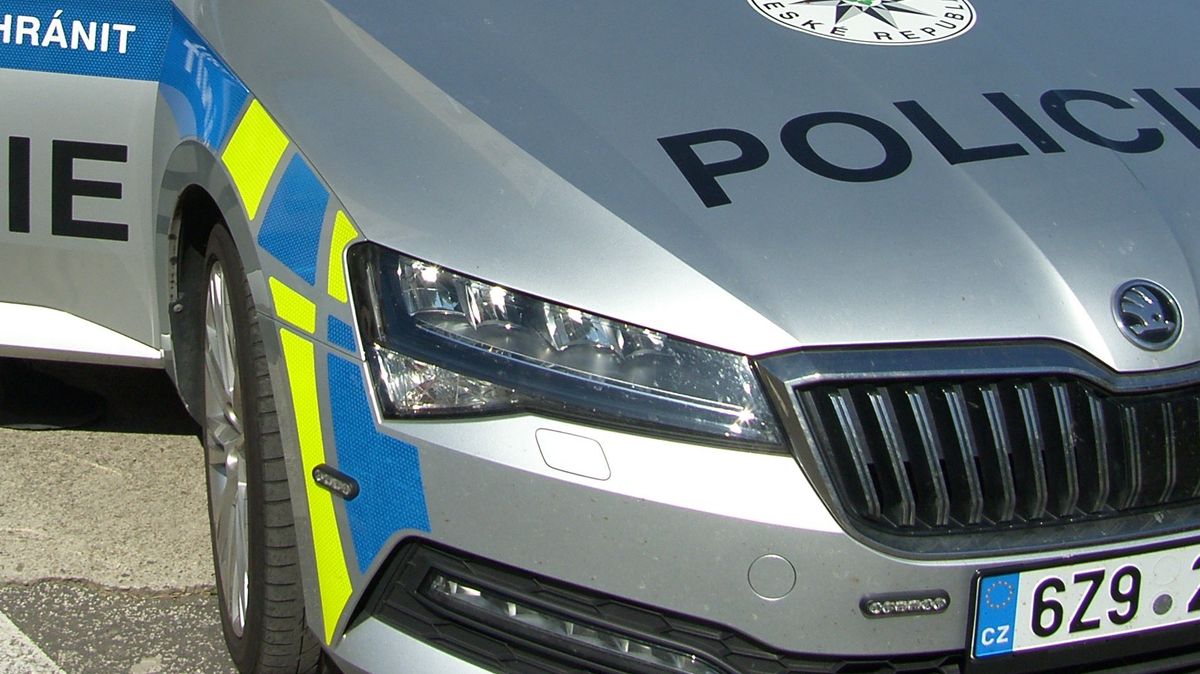 Auto na Jihlavsku dostalo smyk a vjelo do chodců