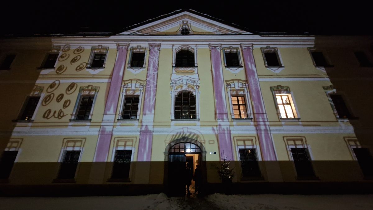 FOTO: Fasádu žďárského zámku si mohou lidé dozdobit po svém, tvořit se světly mohou i v úplné tmě
