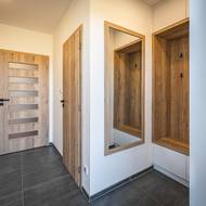 Projdete-li hlavními dveřmi domu, ocitnete se v moderní, netradičně řešené předsíni.