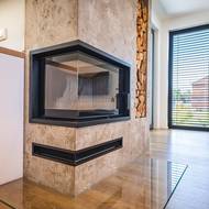 „Na čištění je to úplně v pohodě, jednoduché. Ve standardu je bílá keramika, pokud chcete černou, připlatíte si tak 5 000 Kč,“ popisuje Šárka údržbu rohové krbové vložky.