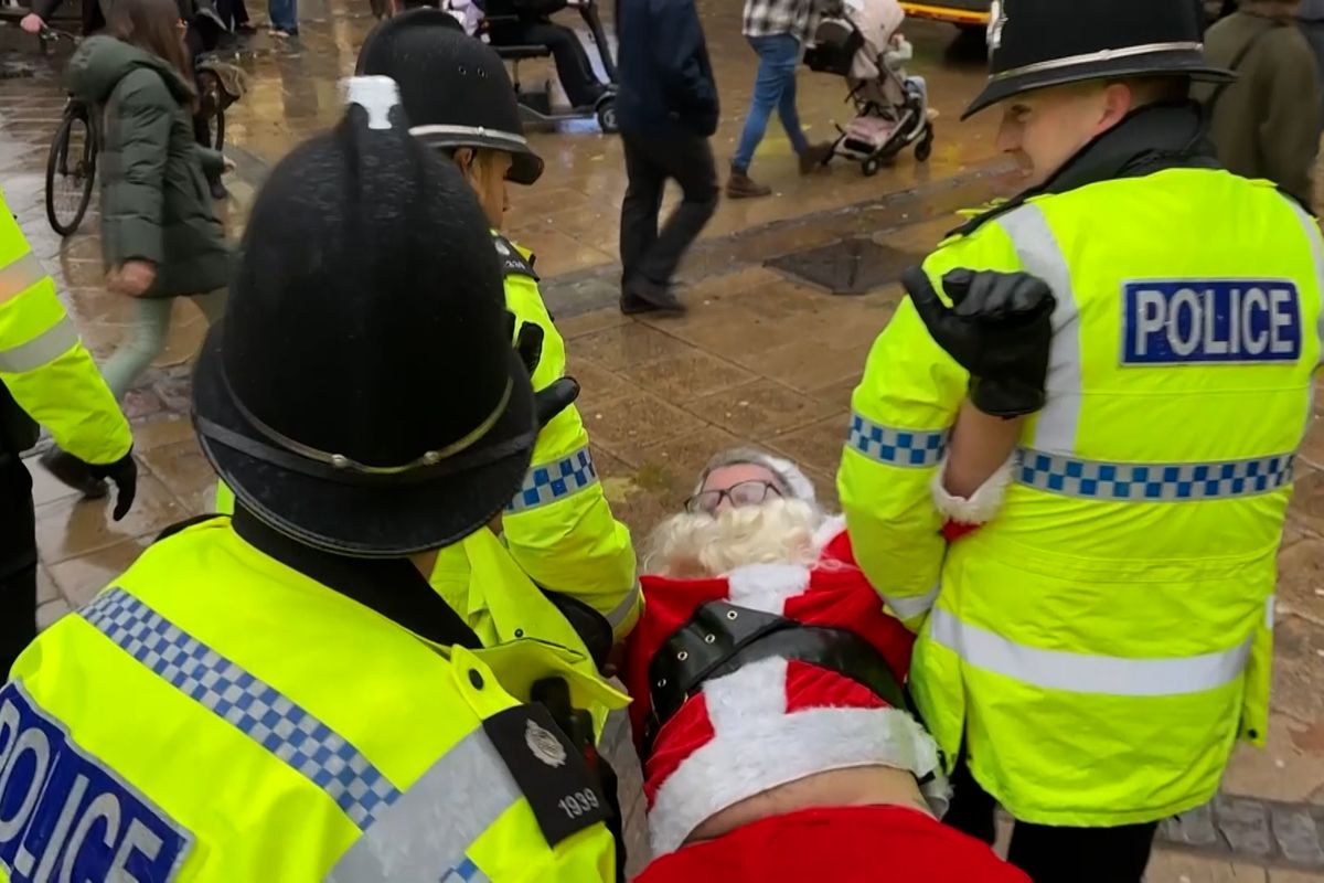 Britská policie zadržela Santa Clause na propalestinské demonstraci