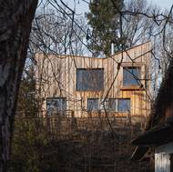 Stavba při pohledu od sousedů působí celkem majestátním dojmem. 
