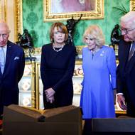 Modré byly i Camilly šaty, když provázeli s králem německý pár po Windsoru.