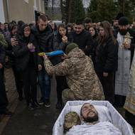 Zástupce ukrajinské armády předává na památku státní vlajku, která během obřadu zakrývala tělo padlého Ivana, jeho zhroucené matce. 