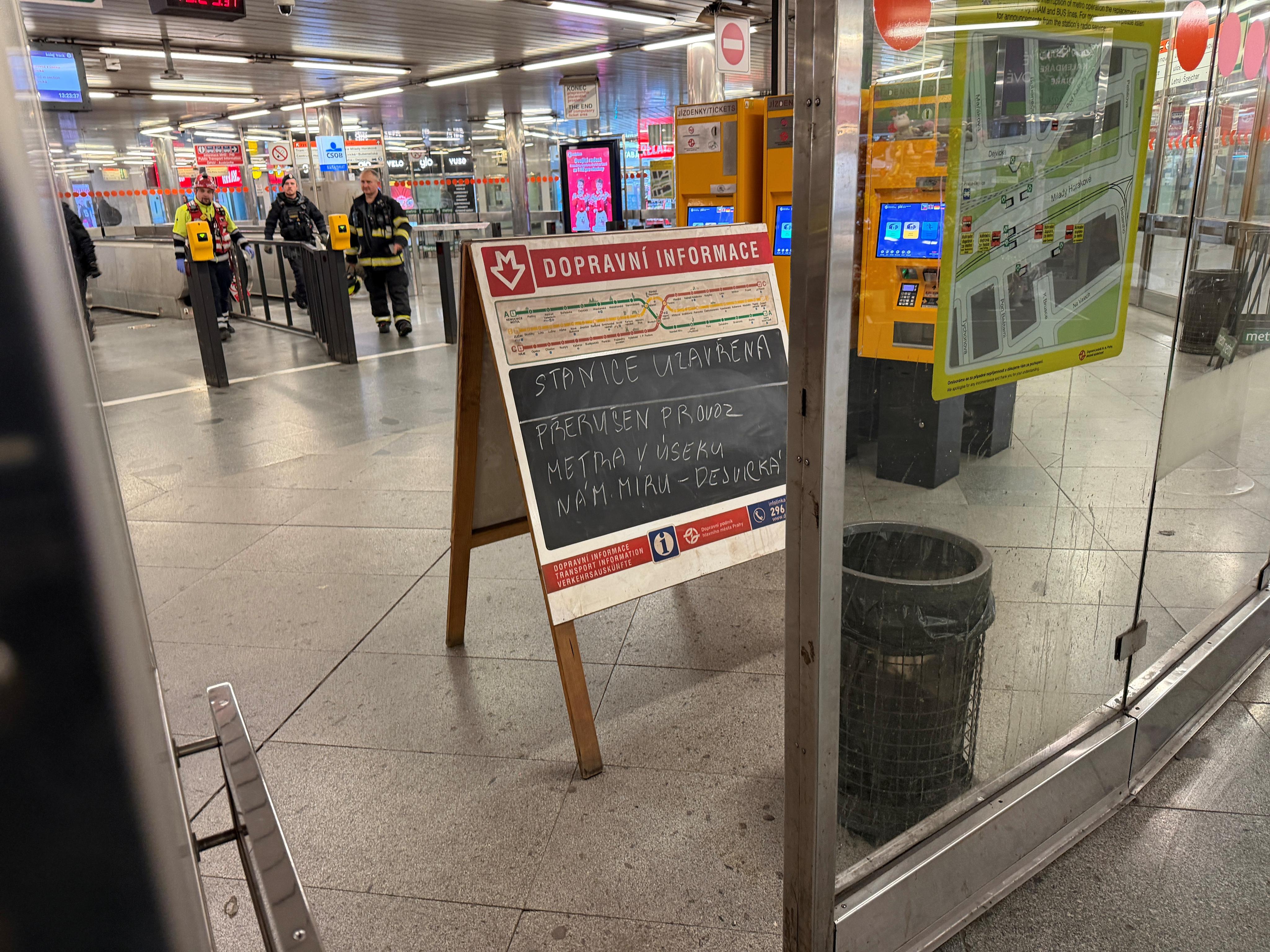 Mladá žena skočila pod vlak na Hradčanské, provoz metra zastaven