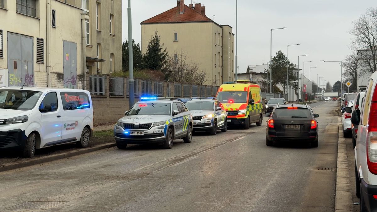 Přiložil si zbraň k hlavě. Mladík chtěl spáchat sebevraždu na zážitkové střelbě v Praze