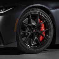 Podběhy vyplňují 20palcová kola, za kterými jsou karbon-keramické brzdy.