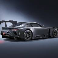 Závodní speciál zdobí například i masivní křídlo, které vylepšuje přítlak na zadní hnanou nápravu.