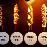 Ceny v centru Prahy nejsou lidové. A ti, kdo chtějí platit eury, často zaplatí ještě přirážku.