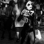 Fanynka death metalu v děsivém kostýmu satanistické kněžky.