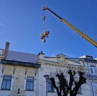 Restaurátoři odstranili 120 let starou a zhruba tunu vážící sochu lva z někdejšího secesního hotelu Veliš ve Žďáru nad Sázavou. Byla v havarijním stavu.