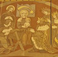 Je znát i propojovací linka s jiným slavným novoměstským umělcem, Karlem Němcem. Fasáda sousedního kostela sv. Kunhuty na Vratislavově náměstí je totiž bohatě zdobená jeho sgrafity s motivy svatých. Například typickou svatozář použil nyní i Tomski. 