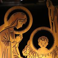 Betlém z cortenového plechu ve stylu dětských vystřihovánek, který pro Nové Město na Moravě navrhl výtvarník Lukáš Tomek alias Tomski.