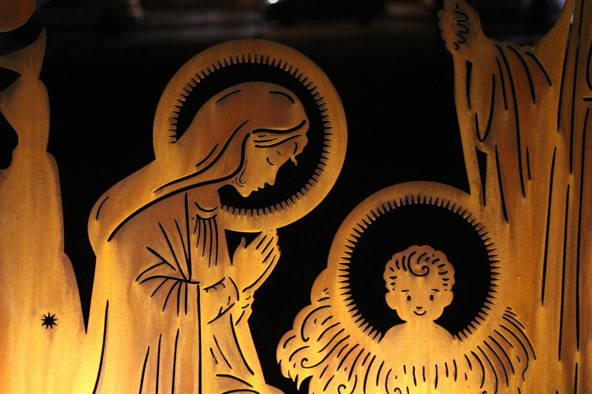 Betlém z cortenového plechu ve stylu dětských vystřihovánek, který pro Nové Město na Moravě navrhl výtvarník Lukáš Tomek alias Tomski.