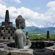 Impozantní architektura Borobuduru kombinuje stupňovité terasy a monumentální sochy sochy do harmonického celku, který odráží bohatou buddhistickou tradici.