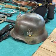 Říšská orlice s přelepem hákového kříže