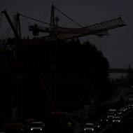 I za tmy je na rekonstruovaném mostě hustější provoz. Hotovo má být v roce 2027. 