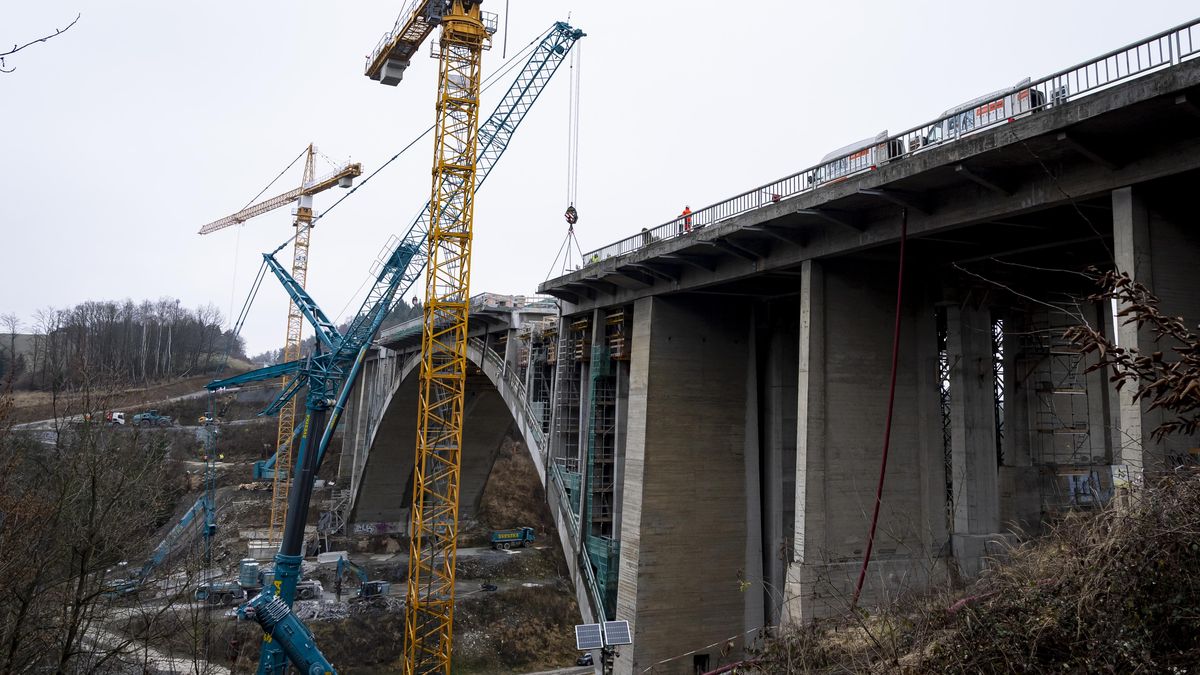 FOTO: Na D1 rozebírají „Hitlerův most“. Přestavba zahušťuje dopravu a potrvá roky