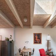 Interiér přístavby zalévá světlo ze střešního světlíku.