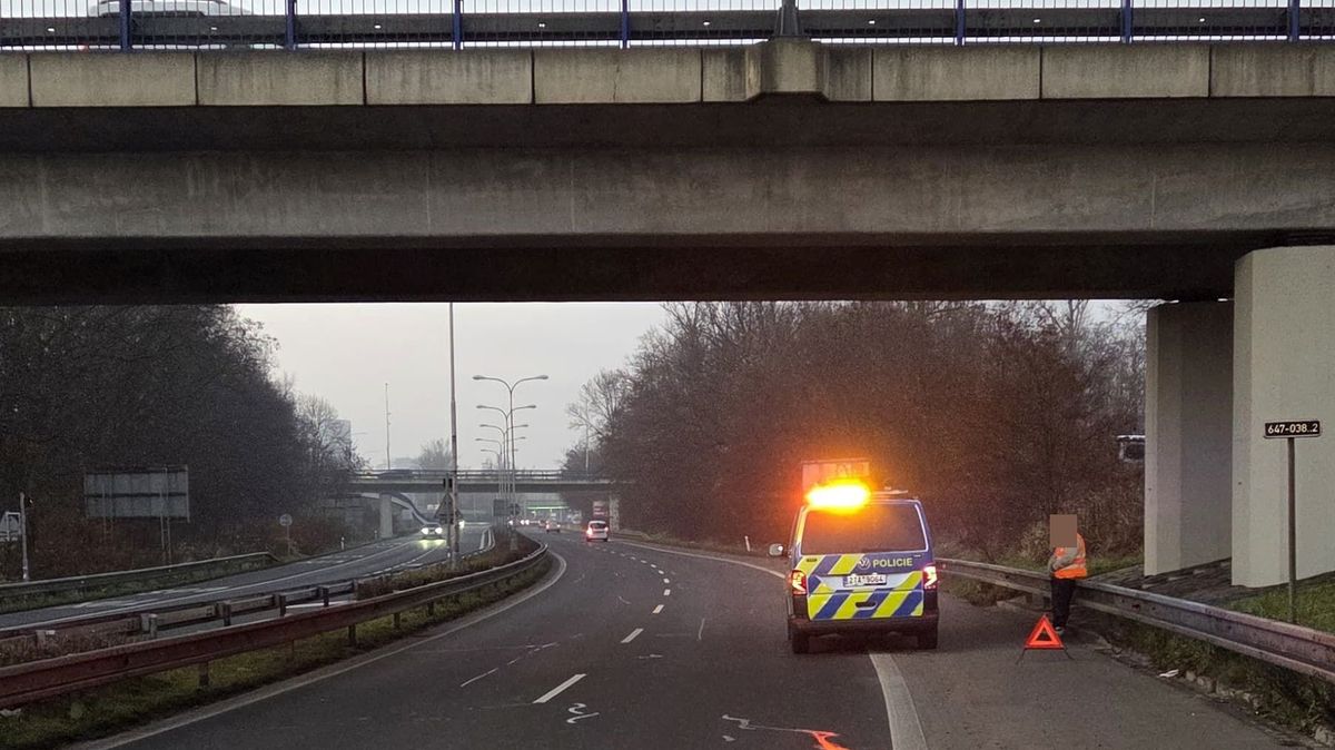 Žena je po nehodě v Ostravě v kritickém stavu. Policie hledá svědky