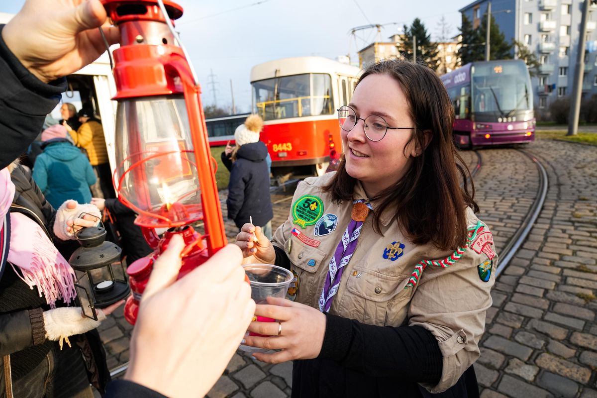 FOTO: Skauti rozdávali Betlémské světlo