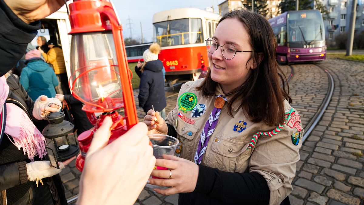 FOTO: Skauti rozdávali Betlémské světlo