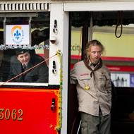 Historická tramvaj měla speciálního řidiče i průvodčí. Zároveň byla vánočně vyzdobená.