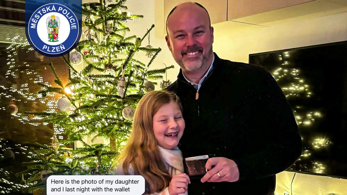 „Děkuji za vánoční zázrak.“ Američan ztratil v Plzni peněženku, policie ho vypátrala