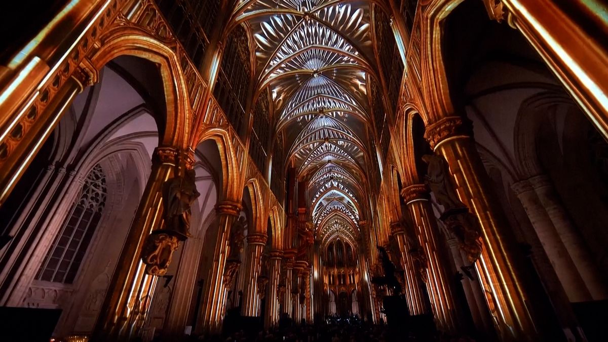 Majestátní 800letá katedrála v Bruselu ožila díky dechberoucím projekcím