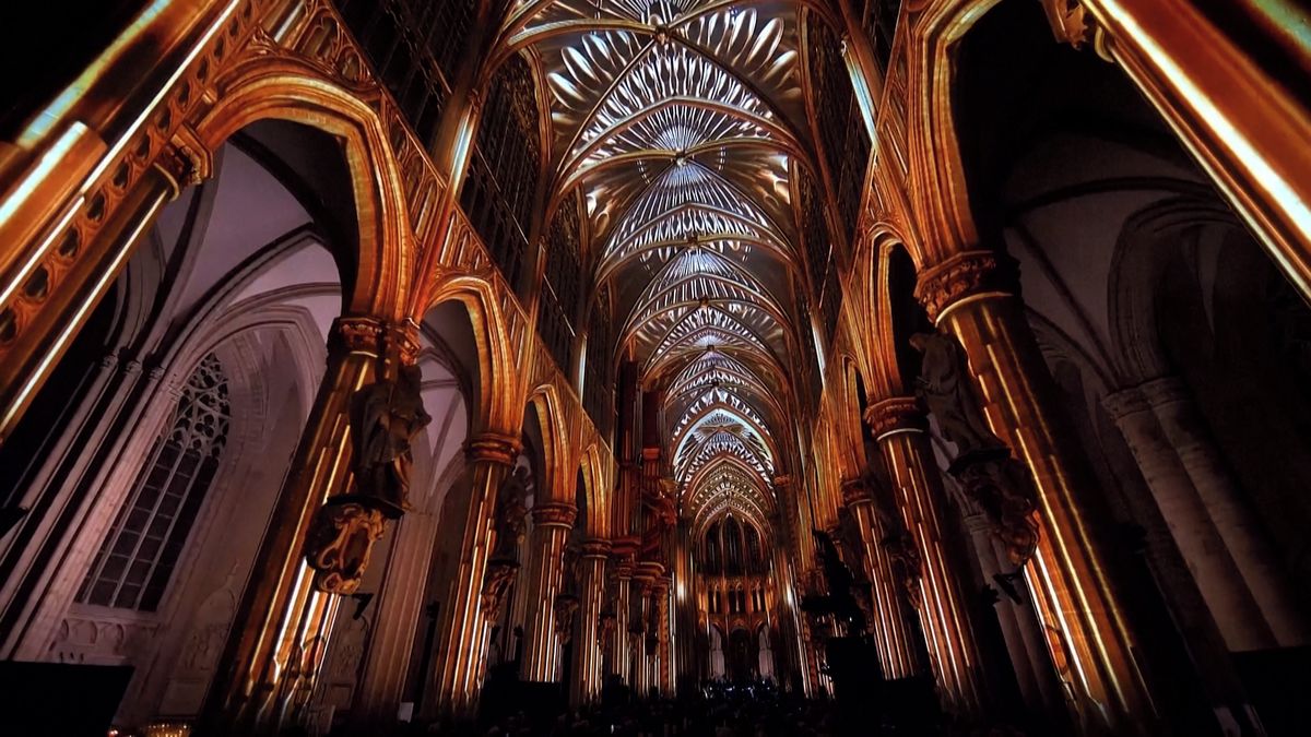 Majestátní 800letá katedrála v Bruselu ožila díky dechberoucím projekcím