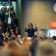 „Rybovka“ zaplnila Hlavní nádraží v Praze. Akci už čtvrtstoletí organizuje dirigent Lukáš Prchal. 