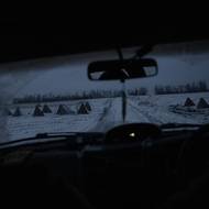 Fronta u Myrnohradu. Sama cesta na frontu dnes znamená smrtelné nebezpečí. Všudypřítomné drony pátrají po nepřátelských vojácích a technice a následně je pak ničí. Do první poloviny tohoto roku bylo bezpečnější dopravovat se na frontu v noci či za rozbřesku. V současné době jsou však mnohé ruské drony vybaveny kromě obyčejné kamery i termovizí, před kterou se nedá skrýt ani ve tmě. 18.ledna 2025.