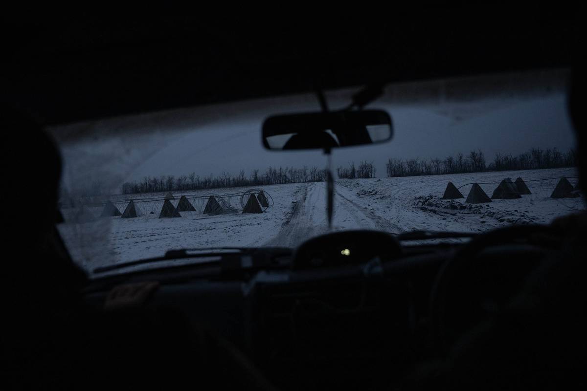 Fronta u Myrnohradu. Sama cesta na frontu dnes znamená smrtelné nebezpečí. Všudypřítomné drony pátrají po nepřátelských vojácích a technice a následně je pak ničí. Do první poloviny tohoto roku bylo bezpečnější dopravovat se na frontu v noci či za rozbřesku. V současné době jsou však mnohé ruské drony vybaveny kromě obyčejné kamery i termovizí, před kterou se nedá skrýt ani ve tmě. 18.ledna 2025.