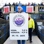 Na břehu pod nulou, voda o skoro osm stupňů „teplejší“. Pro otužilce ideální. 