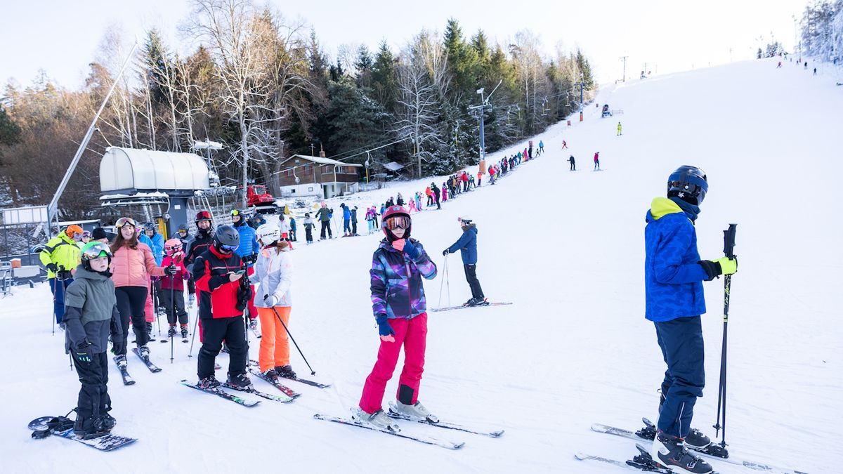 Vaňkův kopec u Ostravy, symbol rebelie během covidu, zažívá nápor lyžařů