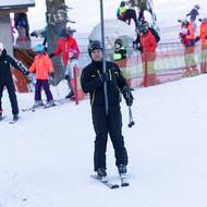 Lyžař vyjíždí na Vaňkův kopec. 